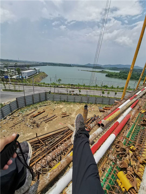 江安县作业中发生设备损坏或人员意外，责任怎么划分？