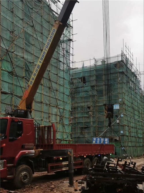 江安县“慢工细活”—— 吊车的 “微动控制” 技术